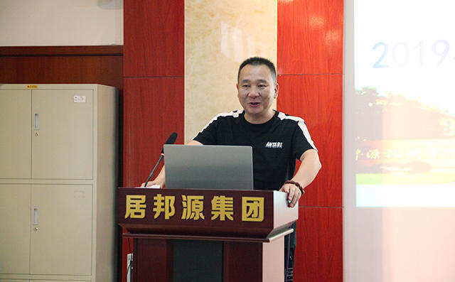 業(yè)務(wù)經(jīng)理代表李志江分享了自身多年的銷售經(jīng)驗(yàn)以及對公司未來的展望。